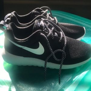 Nike Roshe Size 6 (Big Kids) BRAND NEW!!